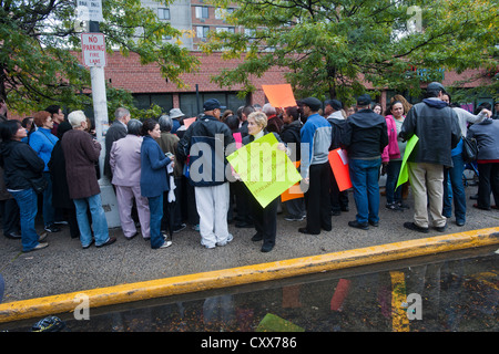 I residenti del Lower East Side di New York rally per salvare il loro locale supermercato Pathmark dalla chiusura Foto Stock