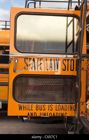 American ex scuola-bus a Antigua città stazione bus Foto Stock