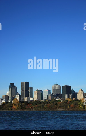 La mattina presto vista della skyline con la Vecchia Montreal in primo piano, attraverso il fiume San Lorenzo, Montreal, Quebec, Canada. Foto Stock