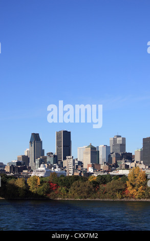 La mattina presto vista della skyline con la Vecchia Montreal in primo piano, attraverso il fiume San Lorenzo, Montreal, Quebec, Canada. Foto Stock