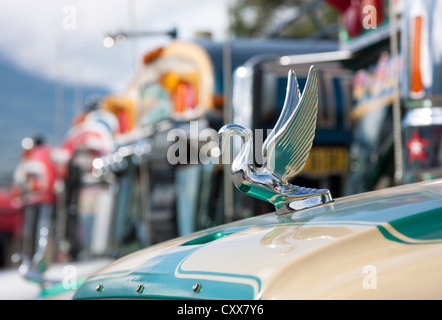 Antigua stazione degli autobus con il vulcano Fuego fumare in distanza, Guatemala, America Centrale Foto Stock