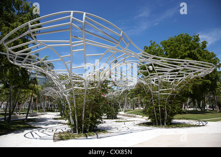 Parco progettato da Frank Gehry al di fuori del nuovo mondo symphony campus South Beach di Miami Florida usa Foto Stock