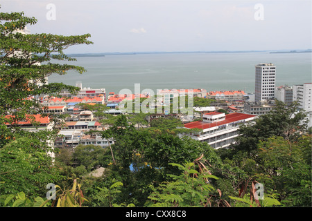 Vista di Sandakan Town Center e il mare di Sulu dall'Osservatorio rotante Pavilion, Sabah Borneo, Malaysia, sud-est asiatico Foto Stock