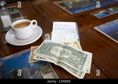 Bill con contanti e punta in un ristorante cubano South Beach di Miami Florida usa Foto Stock