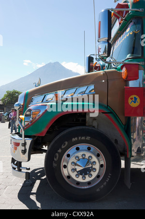 La città di Antigua stazione bus dominato da attivo vulcano Fuego. Guatemala, America Centrale Foto Stock