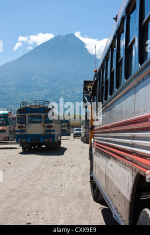 La città di Antigua stazione bus dominato da attivo vulcano Fuego. Guatemala, America Centrale Foto Stock