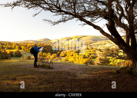 Camminatore di collina che si affaccia sulla valle e il borgo di ferri corti in Flintshire, il Galles del Nord Foto Stock