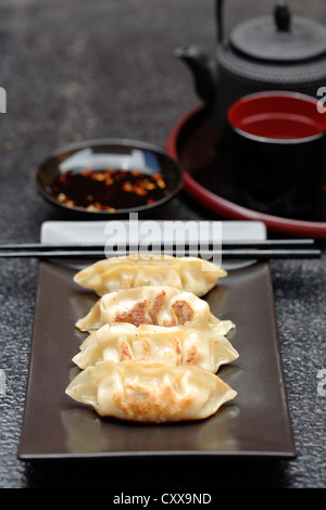 Asian gnocco fritto sul vassoio Foto Stock