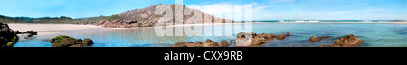 Ampio panorama di una baia sulla costa atlantica della Galizia, Spagna. La spiaggia incontaminata, spumanti con acqua di mare pulita, rocce e tranquillità. Foto Stock