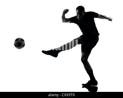 Un uomo giocatore di calcio in studio silhouette isolati su sfondo bianco Foto Stock