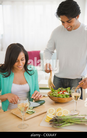 Razza mista matura la preparazione di insalata Foto Stock