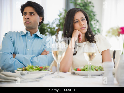 Infelice razza mista giovane cenare insieme Foto Stock