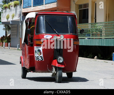 Bajaj motore triciclo rickshaw taxi corre attraverso le pittoresche strade di Flores, Guatemala Foto Stock