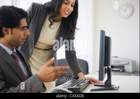 Razza mista uomini di affari che guardare il computer Foto Stock