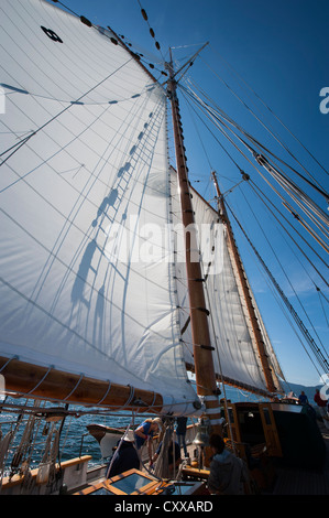 A bordo della storica tall ship goletta "Zodiaco" vela attraverso il San Juan Isole di Puget Sound nello stato di Washington. Foto Stock