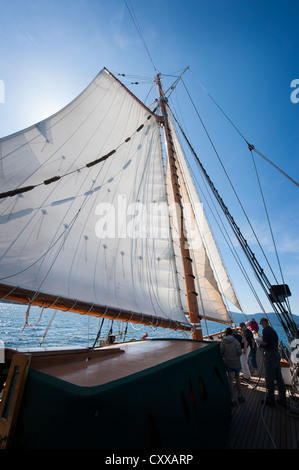 A bordo della storica tall ship goletta "Zodiaco" vela attraverso il San Juan Isole di Puget Sound nello stato di Washington. Foto Stock