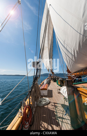 A bordo della storica tall ship goletta "Zodiaco" vela attraverso il San Juan Isole di Puget Sound nello stato di Washington. Foto Stock