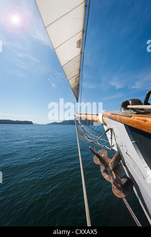 A bordo della storica tall ship goletta "Zodiaco" vela attraverso il San Juan Isole di Puget Sound nello stato di Washington. Foto Stock