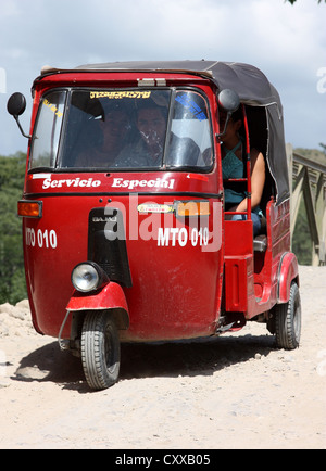 Bajaj motore triciclo rickshaw taxi corre verso San Marcos, Honduras Foto Stock