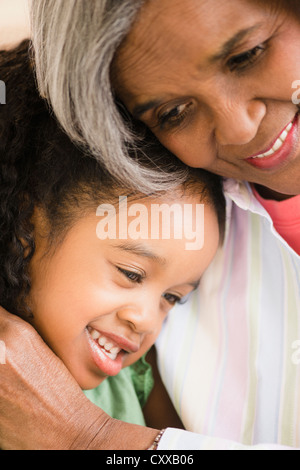 African American la nonna e la nipote avvolgente Foto Stock