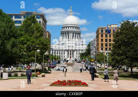 Vista da Monona Terrace giù Martin Luther King Junior Boulevard al Wisconsin State Capitol, Madison, Wisconsin, STATI UNITI D'AMERICA Foto Stock