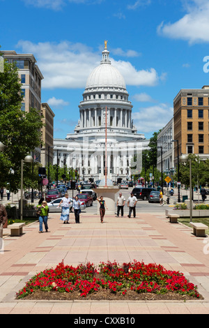 Vista da Monona Terrace giù Martin Luther King Junior Boulevard al Wisconsin State Capitol, Madison, Wisconsin, STATI UNITI D'AMERICA Foto Stock