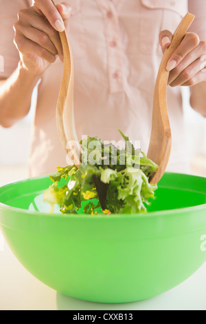 Del Capo Verde donna tossing un insalata Foto Stock