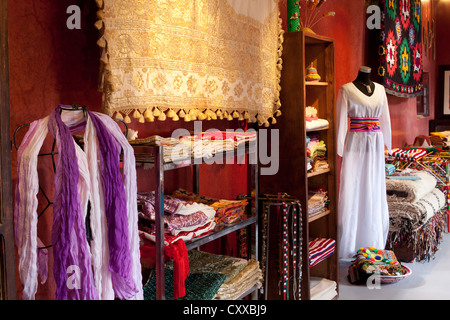 Un negozio boutique Medina di Marrakech marocco moda Foto Stock