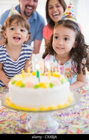 Famiglia godendo di festa di compleanno Foto Stock