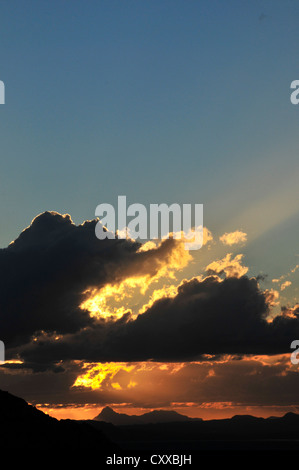 Il sole illumina Baboquivari picco, (in distanza sulla sinistra) , situato a 50 miglia a sud-ovest di Tucson, Arizona, Stati Uniti. Foto Stock