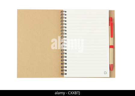 Notebook e Penna a sfera in carta riciclata su sfondo bianco Foto Stock