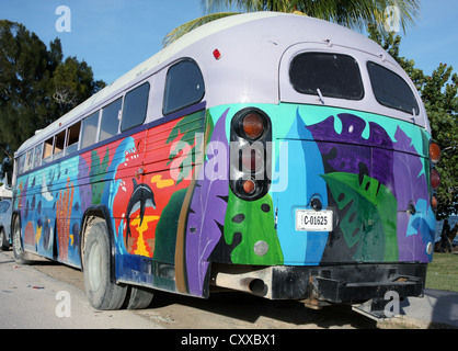 Decorate luminosamente vintage bus in Corozal, Belize, America Centrale Foto Stock