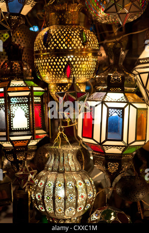 Moroccon tradizionali lampade di vetro nel souk di Marrakech Foto Stock