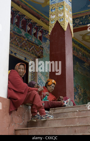 Anziani spettatori a Ugyen Choling Sanag Monastero Festival a Kungri, nella regione di Spiti di Himachal Pradesh, India Foto Stock