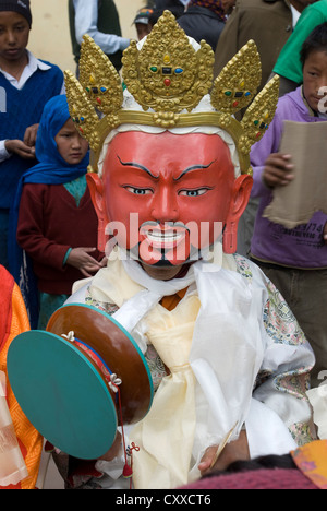 Una mascherata monaco buddista esegue un rituale in occasione dell'annuale Festival Kungri nel Pin valley, Spiti, India settentrionale Foto Stock