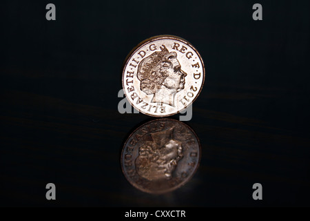 2 pence, due pence shiny moneta su un alto Riflettente superficie nera Foto Stock
