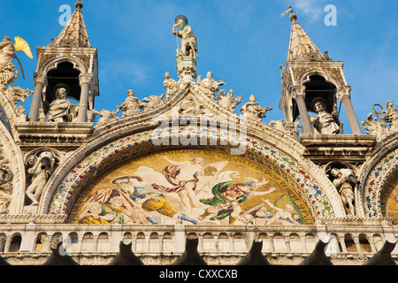 Mosaico scena tra gli ornati di dettagli architetturali sulla basilica di San Marco, Venezia. Foto Stock