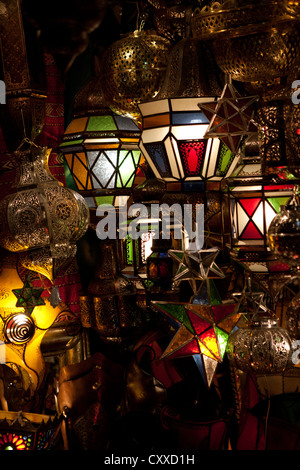 Moroccon tradizionali lampade di vetro nel souk di Marrakech Foto Stock