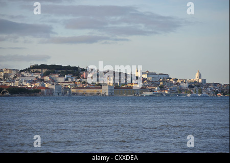 Vista attraverso il fiume Trejo sulla città collinare di Lisbona, come si vede dal Cacilhas, Portogallo, Europa Foto Stock