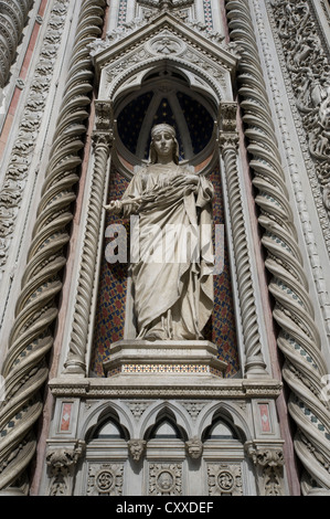 Statua sulla facciata del Duomo di Firenze, Firenze, Toscana, Italia, Europa Foto Stock