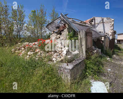 Edifici rovinati distrutto dal terremoto del 6 aprile 2009 a Castelnuovo vicino a l'aquila, la regione Abruzzo, Italia, Europa Foto Stock