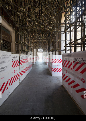 Ponteggio a supporto rotto, ma ancora-standing edifici, danneggiata dal terremoto del 6 aprile 2009, l'aquila Foto Stock