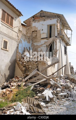 Edifici rovinati distrutto dal terremoto del 6 aprile 2009 a Castelnuovo vicino a l'aquila, la regione Abruzzo, Italia, Europa Foto Stock