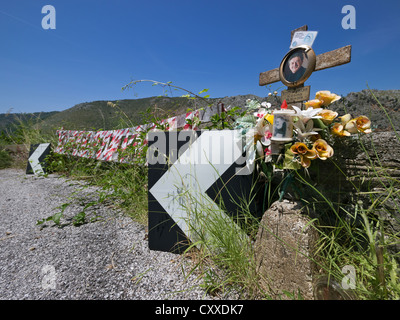 Ricordando un pilota il cui veicolo rotto attraverso la barriera di una strada di montagna ed è stato ucciso, il sud Italia, Europa Foto Stock