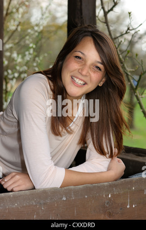 Sorridente giovane donna di origine indonesiana, publicground Foto Stock