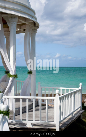 Altare di nozze sulla spiaggia in un paesaggio tropicale Foto Stock