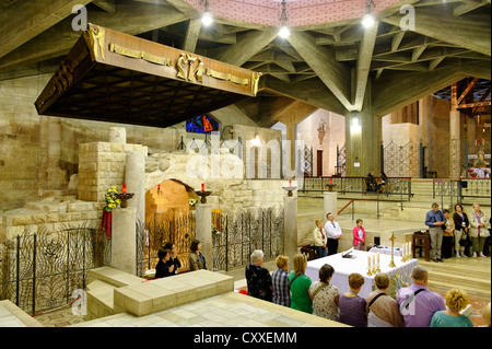 Altare di fronte alla Grotta dell'Annunciazione, Basilica dell'Annunciazione, Nazaret, Galilea, Israele, Medio Oriente Foto Stock