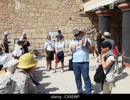 Tour con guida che parla ai visitatori a Minoan tempio di Cnosso a Creta Grecia Foto Stock