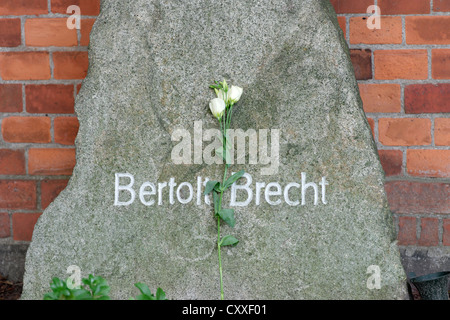 Tomba di Berthold Brecht, 1898 - 1956, un drammaturgo tedesco e poeta, Dorotheenstadt cimitero, Berlino Foto Stock