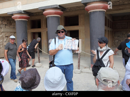 Tour con guida che parla ai visitatori a Minoan tempio di Cnosso a Creta Grecia Foto Stock